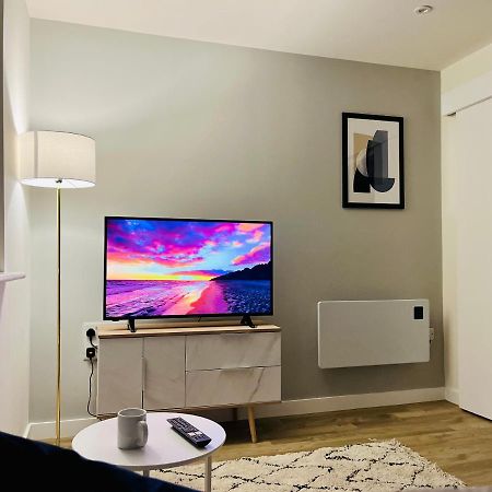 Fantastic One Bedroom Apartment Near Old Trafford Stadium Манчестър Екстериор снимка